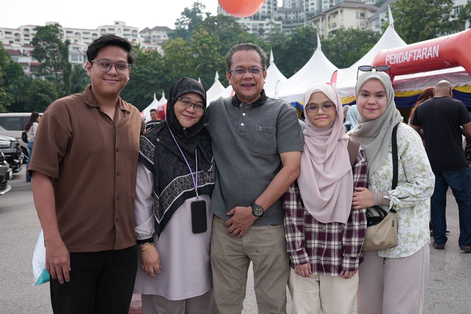 Khairul Amin Bin Mohd Nor dan Aini Akli Binti Othman, ibu bapa kepada pelajar baharu, Anis Ayuni Binti Khairul Amin dan keluarga mereka..jpeg